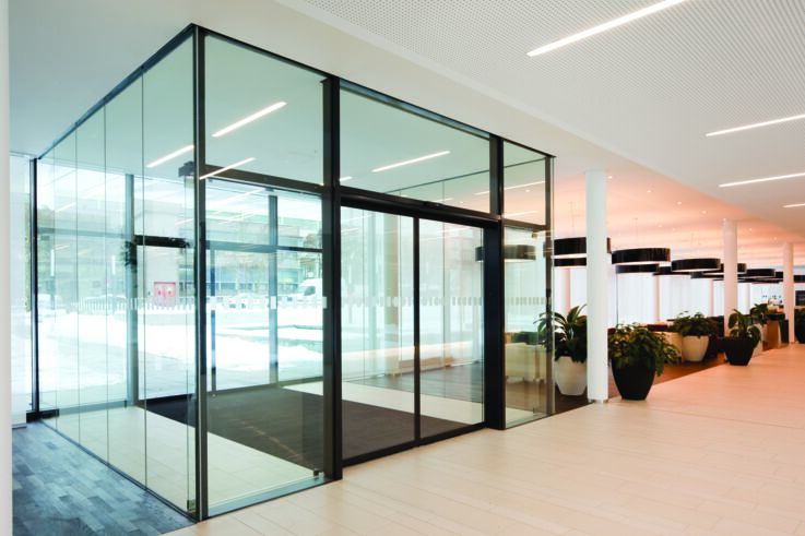 Vindfang med automatisk skyvedørsanlegg i glass (bilde: Dirk Wilhelmy for GEZE GmbH)