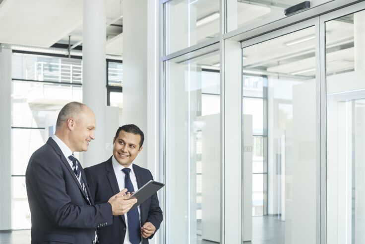 GEZE staff photo shoot 2018: Showroom customer