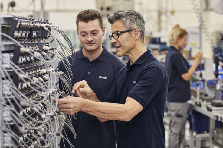 GEZE staff photo shoot 2018: Manufacturing process