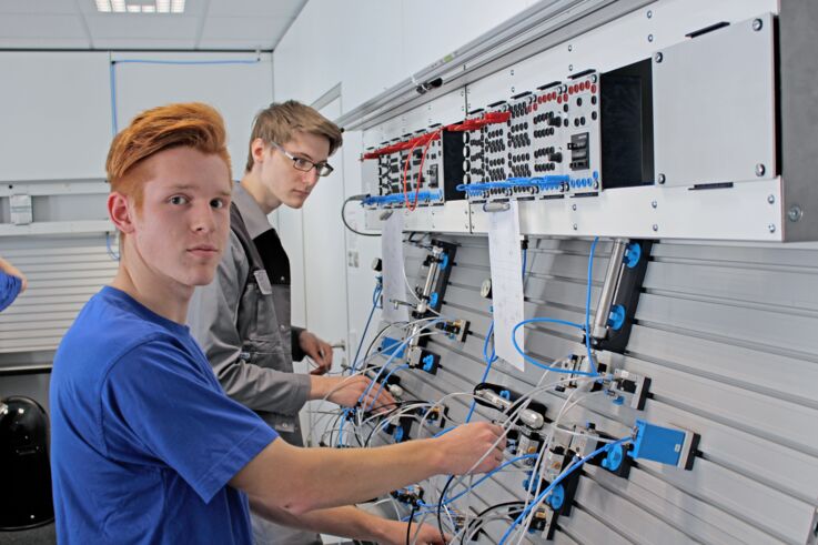 Practical exercises in the fundamentals of control technology.