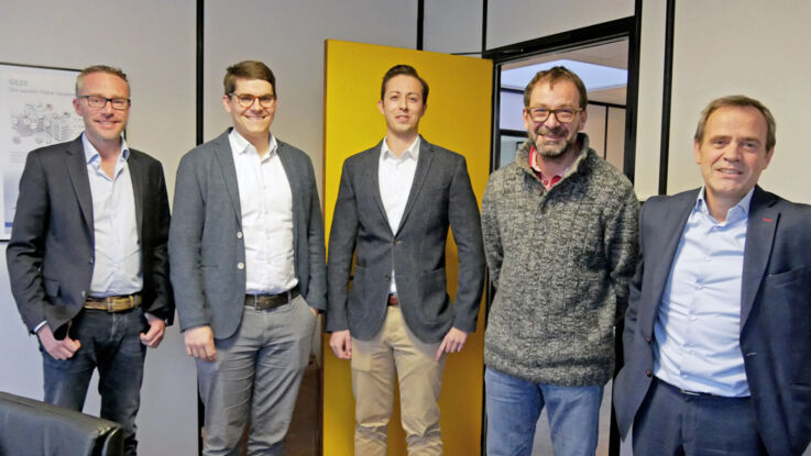Reiste eigens zur Abschlusspräsentation an: Geschäftsführer Technik Marc Alber zusammen mit Lukas Rudolf, Philipp Stahlkopf, Thierry Scotto, Eugène, Philippe (v.l.n.r)