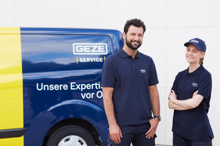 Zwei GEZE Servicemitarbeiter vor dem Servicemobil von GEZE
