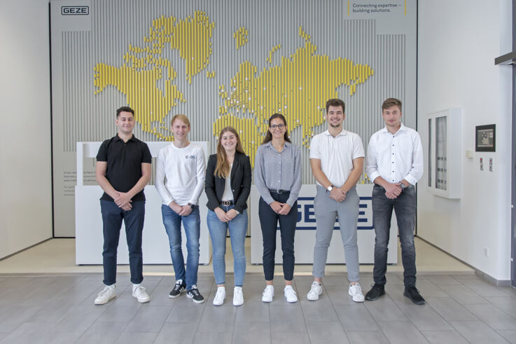 Gruppenbild der dualen Studenten im GEZE Showroom