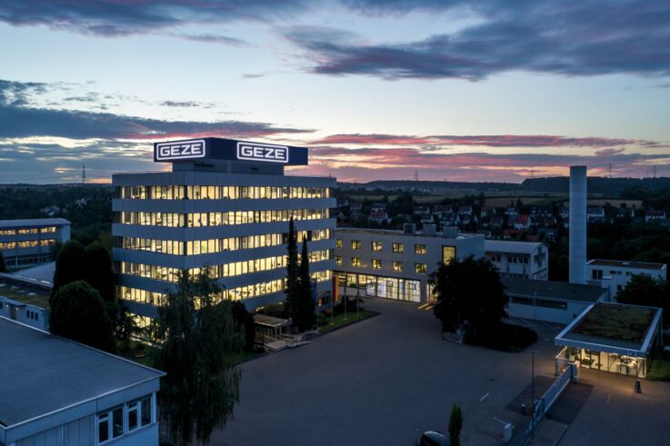 GEZE-Headquarter bei Nacht