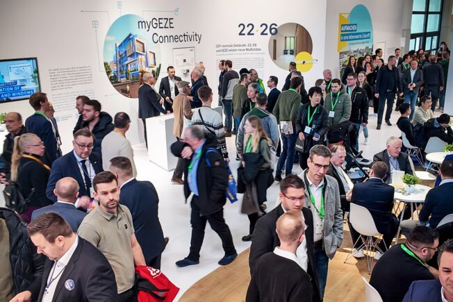 The second day of the fair Large crowds at our stand. Our experts are on hand to offer advice.