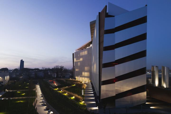 GEZE ITA - CIA Conad - lateral building night shot