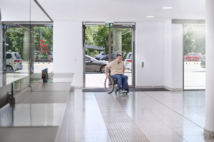 GEZE Powerturn-Drehtürantrieb im Klinikum Stuttgart