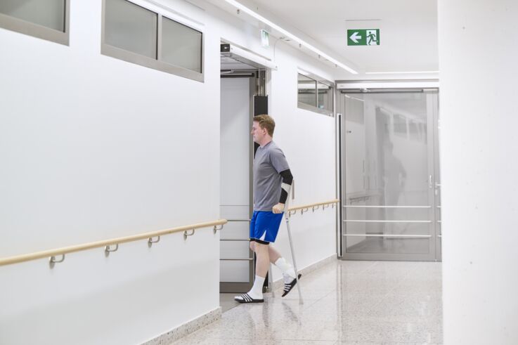 GEZE Powerturn-Drehtürantrieb im Klinikum Stuttgart