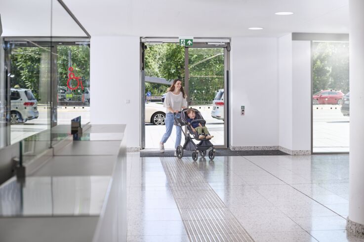 GEZE Powerturn-Drehtürantrieb im Klinikum Stuttgart