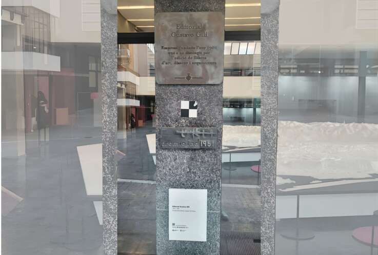 Placa conmemorativa con el año de fundación de la editorial