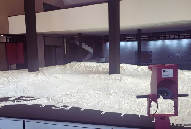 Vista de la maqueta y el dispositivo donde se presenta un audiovisual sobre la Capitalidad Mundial de Arquitectura en Barcelona