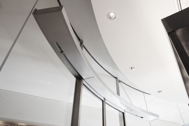 Automatische Halb- bzw. Rundschiebetürsystem Slimdrive SC Automatische Halb- bzw. Rundschiebetürsystem Slimdrive SC, verbaut im Belgian Sky Shop Brussels International Airport, Nahaufnahme.