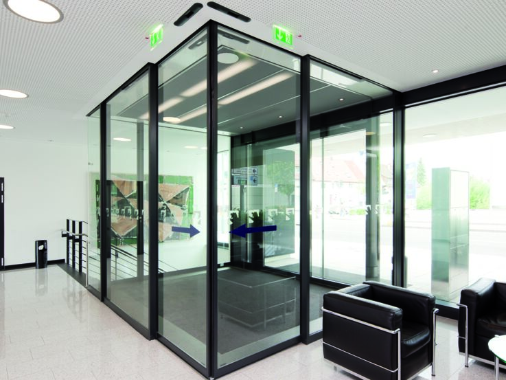 Product shot (72809) - The product uses building-specific design and manufacturing. With stand-alone error detection and logging. The inputs and outputs can be configured for different functions. The product has an integrated rechargeable battery for emergency opening and closing in the event of a power failure.