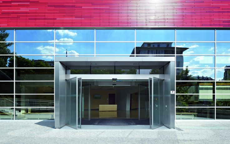 Product shot (74726) - Single and double leaf sliding door systems in emergency exits. Inside and exterior doors with the highest safety demands. Façades with narrow mullion transom constructions. Function BO allows you to move the leaf and side panels in the direction of emergency exit. Electric locking devices integrated for the mode of operation "night mode". Independent error recognition and recording. Freely configurable inputs and outputs for different functions. Integrated rechargeable battery for emergency opening in the event of safety-relevant faults such as a power failure.