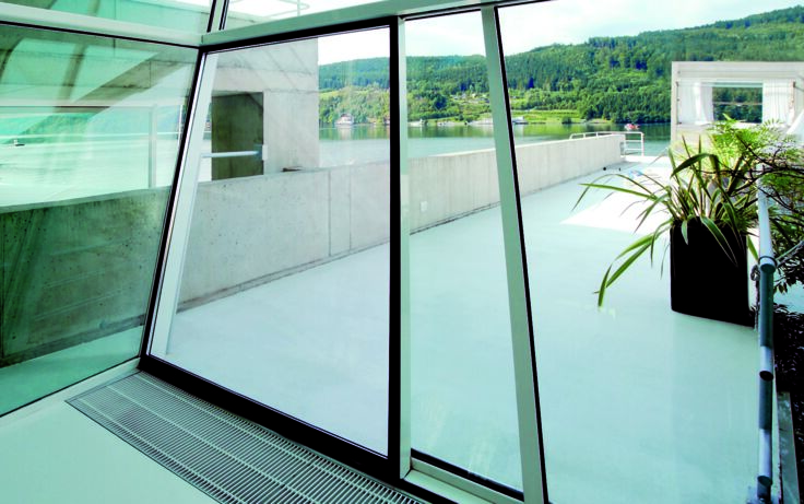 Slimdrive SL geneigt Zweiflügelige Schiebetürsysteme. Einsatz in geneigten Glasfassaden in Pfosten-Riegel-Konstruktionen. Innen- und Außentüren mit hoher Begehfrequenz. Integrierter Infrarot  
Eigenständige Fehlererkennung und Protokollierung.  
Einstellmöglichkeiten für alle Bewegungsparameter der Tür  
Frei parametrierbare Ein- und Ausgänge für unterschiedliche Funktionen  
Integrierter Akku für Notöffnung bei sicherheitsrelevanten Fehlern wie z.B. Stromausfall.
