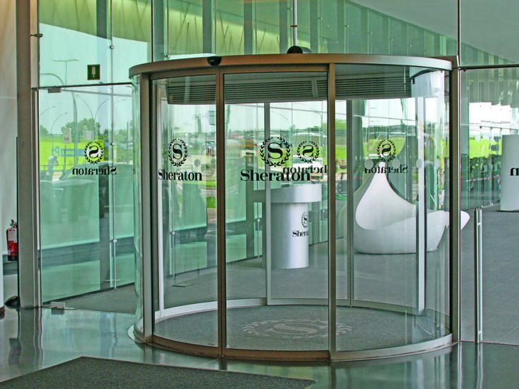 Produktaufnahme (74774) - Ein- und zweiflügelige Türsysteme. Innen- und Außentüren mit hoher Begehfrequenz. Repräsentative Gebäudeeingänge mit großem Lichteinfall. Fassaden mit schmalen Pfosten-Riegel-Konstruktionen. Glasfassaden mit höchsten Designansprüchen. Windfanganlagen, in Kombination mit Linear-Schiebetüren.