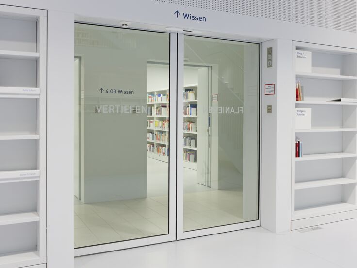 Slimdrive SL-T 30 Brandwerende deuren uit de weerstandsklasse T30 zijn branddeuren conform DIN 4102 en rookdicht conform DIN 18095. De sluitfunctie blijft ook bij brand gewaarborgd. Na een brandalarm en/of uitvallen van de stroom sluit de deur, door middel van de opgeslagen energie, geforceerd. De T30-schuifdeursystemen worden aangeboden in samenwerking met partnerbedrijven.