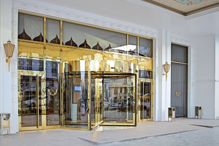 Product shot (74916) - Automatic revolving doors offer a high degree of access convenience with high access frequency. Perfectly designed and in an elegant look, they create the first impression in your building's foyer. With a variety of different modes of operation and settings, they can be used by everybody.