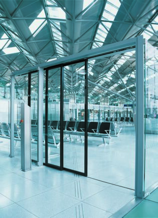Automatizare pentru u i glisante Slimdrive SLT la aeroportul Köln-Bonn Sistem de u i glisante telescopice automat pentru utilizarea în cele mai înguste fa ade din sticl  cu dou   ine de rulare rezemate paralel conduc canaturile de u    i ating l  imi de deschidere ridicate.