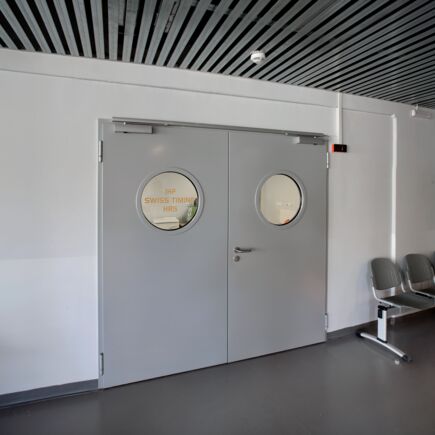 Türschließer TS 5000 im Halleneingang der Sports Hall in Zadar, Kroatien. Der Türschließer ermöglicht optimalen Begehkomfort, außerdem fügt er sich perfekt in das Gesamtbild ein. Der TS 5000 bietet nicht nur einen hydraulischer Endschlag, sondern auch eine Öffnungsdämpfung.