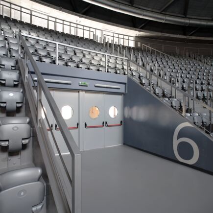 Obenliegender Türschließer TS 5000, verbaut in Sports Hall in Zadar, Kroatien. Der Türschließer ermöglicht optimalen Begehkomfort, außerdem fügt er sich perfekt in das Gesamtbild ein. Der TS 5000 bietet nicht nur einen hydraulischer Endschlag, sondern auch eine Öffnungsdämpfung.