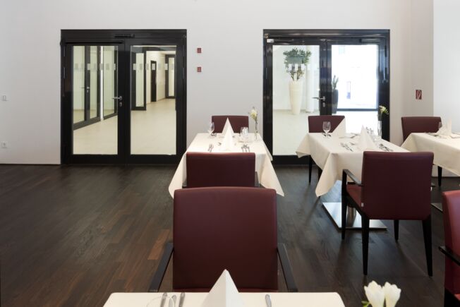 Glassdører med dobbeltfløy til restaurantområdet (bilde: Dirk Wilhelmy for GEZE GmbH)