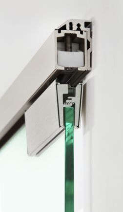 Perlan 140 met glasklemplaat Detailopname Perlan 140 met glasklemplaat met intrekdemper aan beide zijden of aan één zijde