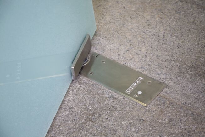 TS 500 NV im Palacio de las Artes, Valencia, Spanien GEZE Bodentürschliesser TS 500 NV für ecklagernde Ganzglasanlagen Türflügel,  
geeignet für Anschlag- und Pendeltüren