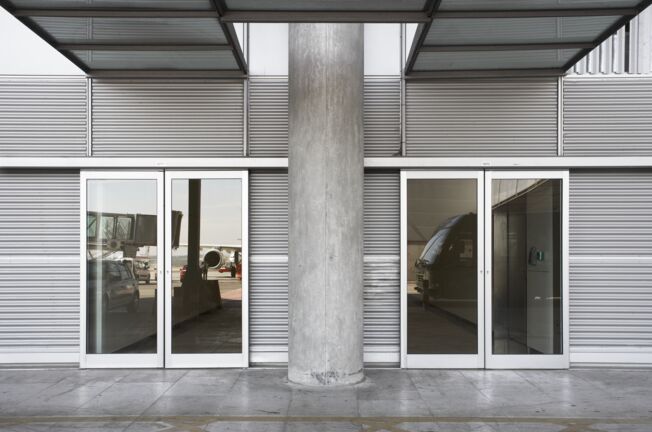 Automatischer Schiebetürantrieb Slimdrive SL-BO, eingebaut am Flughafen Madrid-Barajas Automatisches Schiebetürsystem für Flucht- und Rettungswege mit Break-Out-Funktion