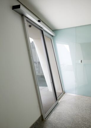 Automatischer Schiebetürantrieb Slimdrive SL geneigt im Opern- und Kulturhaus Palacio de las Artes in Valencia Automatisches Linear-Schiebetürsystem für den Einsatz an geneigten Glasfassaden