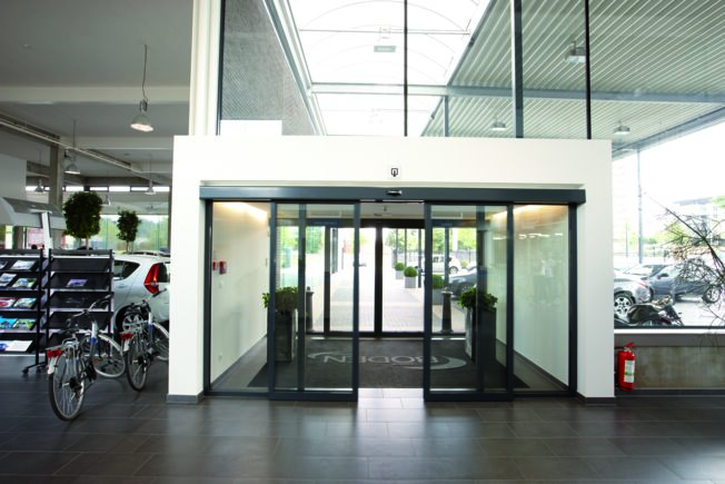 Automatska vrata s kliznim pogonom Powerdrive u Autohaus Boden, Hasselt, Belgija Automatski sustav linearnih kliznih vrata S vrlo mo nim pogonom za velika, te ka krila vrata i velike  irine otvora.