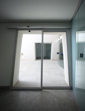 Automatischer Schiebetürantrieb Slimdrive SL geneigt Automatischer Schiebetürantrieb Slimdrive SL geneigt im Opern- 
 und Kulturhaus Palacio de las Artes in Valencia