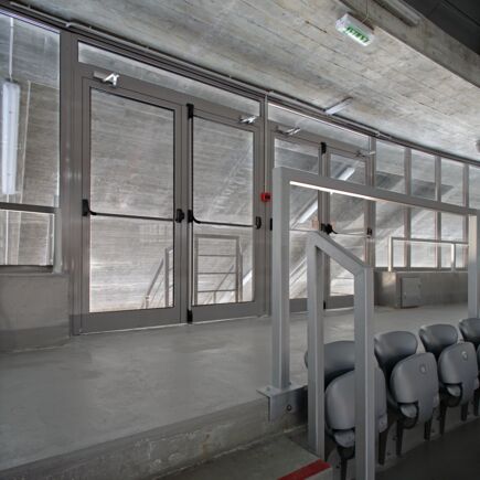 Ajtócsukó TS 1500 TS 1500 fels  szerelés  ajtócsukó, rögzít karral, pántoldal ajtótokra szerelés. A horvátországi Zadarban lév  Sports Hallban.
