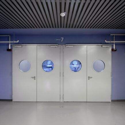 Türschließer TS 5000 verbaut in Sports Hall in Zadar, Kroatien. Der Türschließer ermöglicht optimalen Begehkomfort, außerdem fügt er sich perfekt in das Gesamtbild ein. Der TS 5000 bietet nicht nur einen hydraulischer Endschlag, sondern auch eine Öffnungsdämpfung.