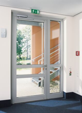 Türschließer TS 5000 im Altenpflegeheim in Bad Lippspringe. Der Türschließer ermöglicht optimalen Begehkomfort, außerdem fügt er sich perfekt in das Gesamtbild ein. Der TS 5000 bietet nicht nur einen hydraulischer Endschlag, sondern auch eine Öffnungsdämpfung.