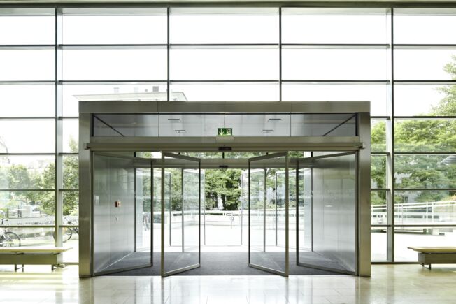 Automatischer Schiebetürantrieb Slimdrive SL-BO im Hörsaalzentrum des Klinikums rechts der Isar in München Automatisches Schiebetürsystem für Flucht- und Rettungswege mit Break-Out-Funktion
