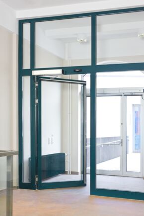 Nap d drzwi rozwieranych - TSA 160 NT, Uniwersytet Nauk Stosowanych i Sztuki, Holzminden Elektrohydrauliczny nap d drzwi rozwieranych zapewnia poczucie ogólnej dost pno ci i komfort przechodzenia