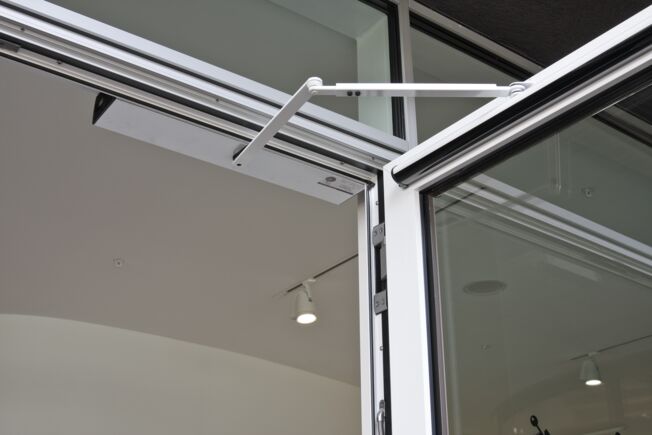 Elektromechaniczny nap d drzwi rozwieranych   Slimdrive EMD, Vitra House Wyposa ony w automatyczny ruch powrotny: wykrywa przeszkod  i wraca do po o enia otwartego. Dodatkowo jest wyposa ony w funkcj  Push & Go.