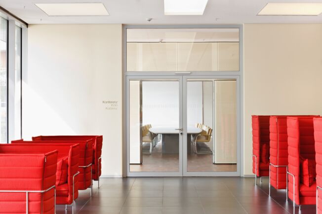 Gleitschienentürschließersystem TS 5000 ISM, verbaut im Rheinlandhaus in Köln Türschließer für zweiflügelige Türen mit Schließfolgeregelung und mit integrierter Öffnungsdämpfung, was bewirkt, dass die stark aufgeworfene Türen abgebremst wird.
