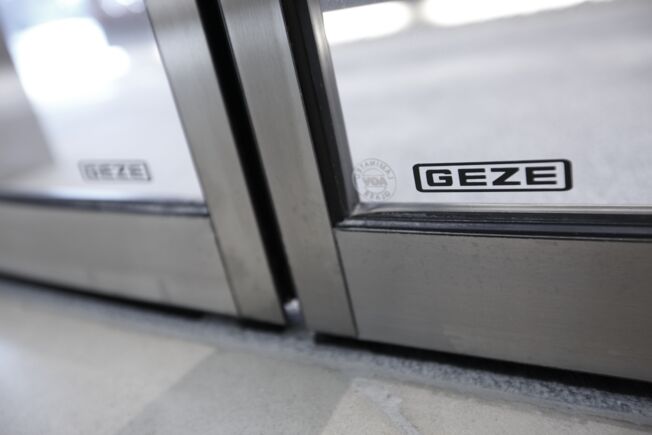 Automatisches Rundschiebetürsystem Slimdrive SC Automatisches Rundschiebetürsystem Slimdrive SC, verbaut im Belgian Sky Shop Brussels International Airport, Nahaufnahme
