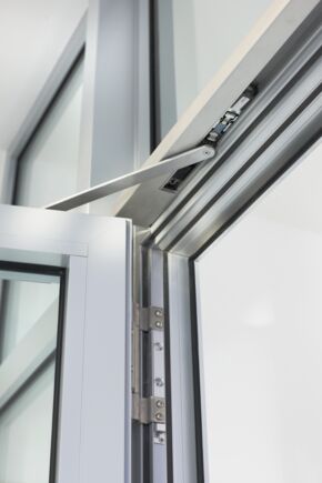 Deurdranger TS 5000 R in de kunsthogeschool Alfter, Bonn Het deurdranger biedt gebruiksgemak en past perfect in het totaalbeeld met zijn minimalistische ontwerp. De TS 5000 R kan door zijn rookmelder ook ook brandwerende en rookbeschermingsdeuren worden gemonteerd.