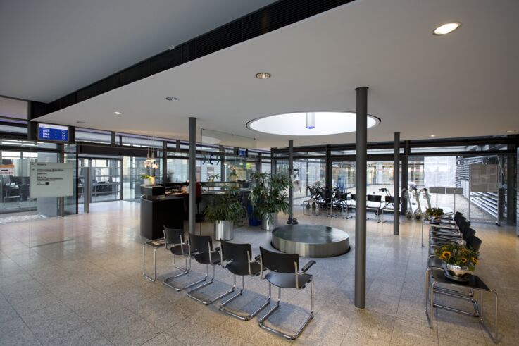 Fanlights and all-glass systems create a friendly atmosphere in the waiting room.