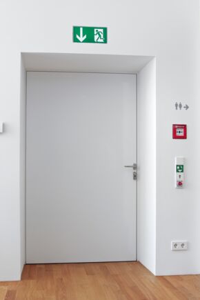 Fluchttürsteuerung TZ 320 im Vitra Haus im Vitra Haus, Weil am Rhein. Türzentrale zur universell einsetzbaren Steuerung und Absicherung vernetzter Fluchttüren