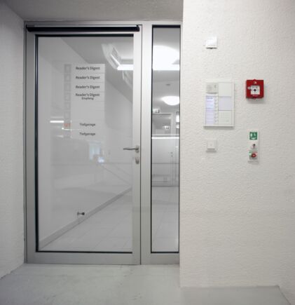 Fluchttürsteuerung TZ 320 verbaut im Firmengebäude Z-UP, Stuttgart. Türzentrale zur universell einsetzbaren Steuerung und Absicherung vernetzter Fluchttüren