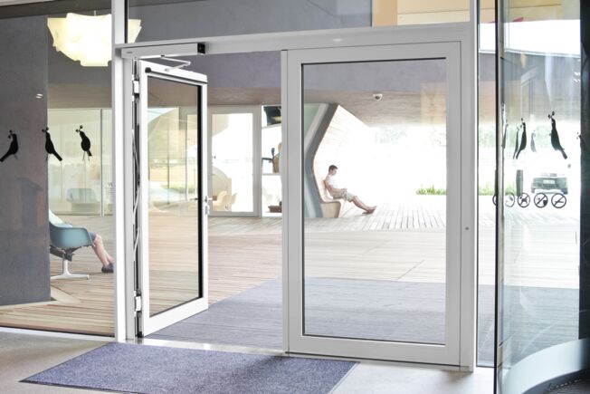 Nap d drzwi rozwieranych - Slimdrive EMD, Vitra Haus Elektromechaniczny nap d drzwi rozwieranych, który bez problemu prowadzi drzwi o masie nawet do 230 kg, a tym samym zapewnia odwiedzaj cym wygodny komfort przechodzenia.