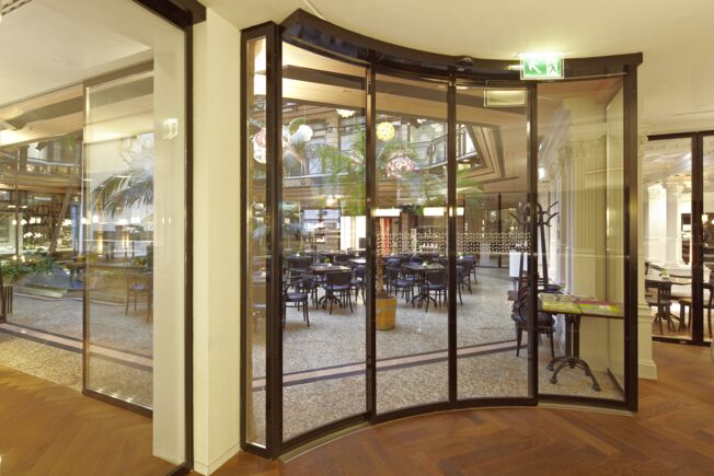 Automatisches Rundschiebetürsystem Slimdrive SC Automatisches Rundschiebetürsystem Slimdrive SC, verbaut im Café Luitpold in München