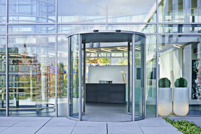 Slimdrive SCR Voor representatieve gebouwingangen met grote lichtinval Heeft een geïntegreerde accu voor noodopening bij veiligheidsrelevante storingen, zoals stroomuitval.