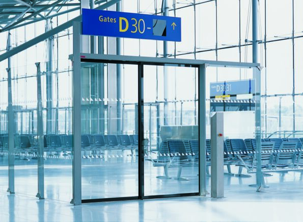 Automatizare pentru u i glisante Slimdrive SLT la aeroportul Köln-Bonn Sistem de u i glisante telescopice automat pentru utilizarea în cele mai înguste fa ade din sticl  cu dou   ine de rulare rezemate paralel conduc canaturile de u    i ating l  imi de deschidere ridicate.