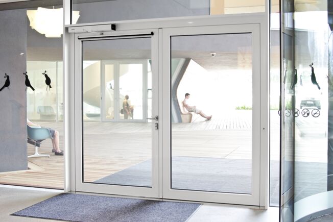 Nap d drzwi rozwieranych - Slimdrive EMD, Vitra Haus Elektromechaniczny nap d drzwi rozwieranych, który bez problemu prowadzi drzwi o masie nawet do 230 kg, a tym samym zapewnia odwiedzaj cym wygodny komfort przechodzenia.