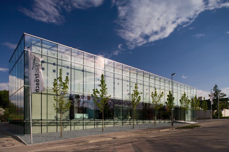 Energy-optimised construction with intelligent façades